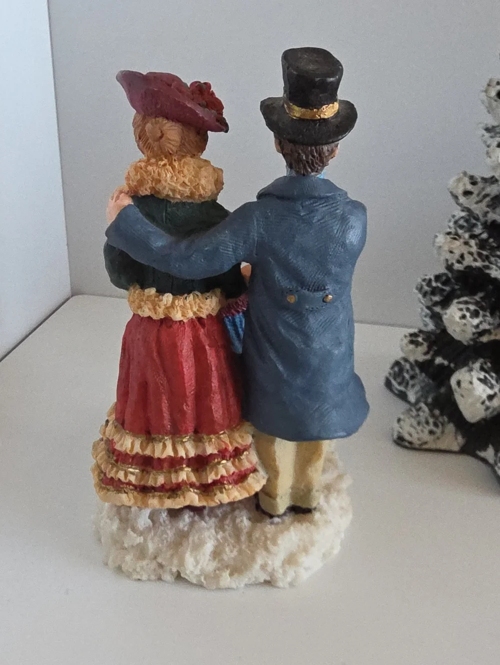 Vintage 1998 Mervyn's Village Square  Resin Victorian Family & Tree Figurine